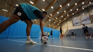 邮报：埃德森在土超遭水杯“轰炸”，欲将水杯踢回看台表不满