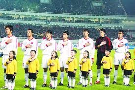 隐蔽骗术：揭秘“特制骰子盅内的微型强磁装置”及其控制遥控器。（暗藏骗局：解密特制骰盅内的微型强磁装置与遥控器）