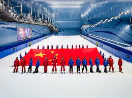 53岁齐达内夜游上海，与大妈踢毽子几分钟融入氛围，展现顶级球商